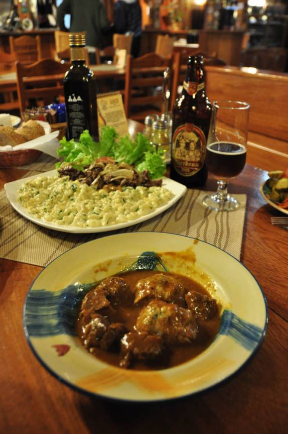 Goulash e Spatzle, deliciosos pratos típicos servidos em Treze Tilias, em Santa Catarina